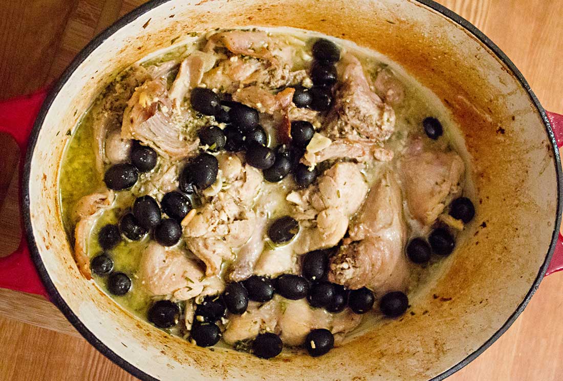 Ein Schmortopf mit Kaninchenfleisch und Oliven - gemschmort auf ligurische Art.
