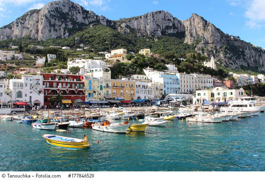 Fischerbote im Hafen von Marina Grande auf Capri. Ein Foto von Tanouchka / Fotolia.