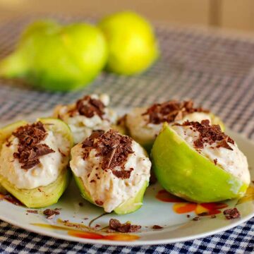 Ein Teller mit aufgeschnittenen Feigen, garniert mit Ricottacreme und Schokoflocken.