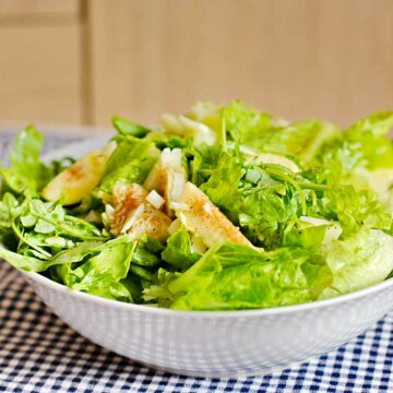 Eine Schüssel mit grünem Salat und Feigen