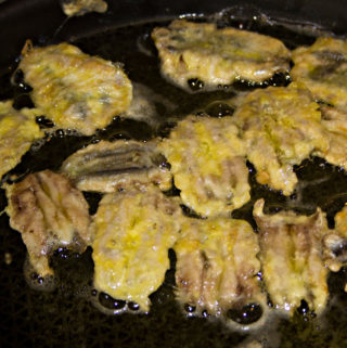 Kleine Sardellenfilets, die in heißem Öl frittiert werden.