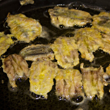 Kleine Sardellenfilets, die in heißem Öl frittiert werden.