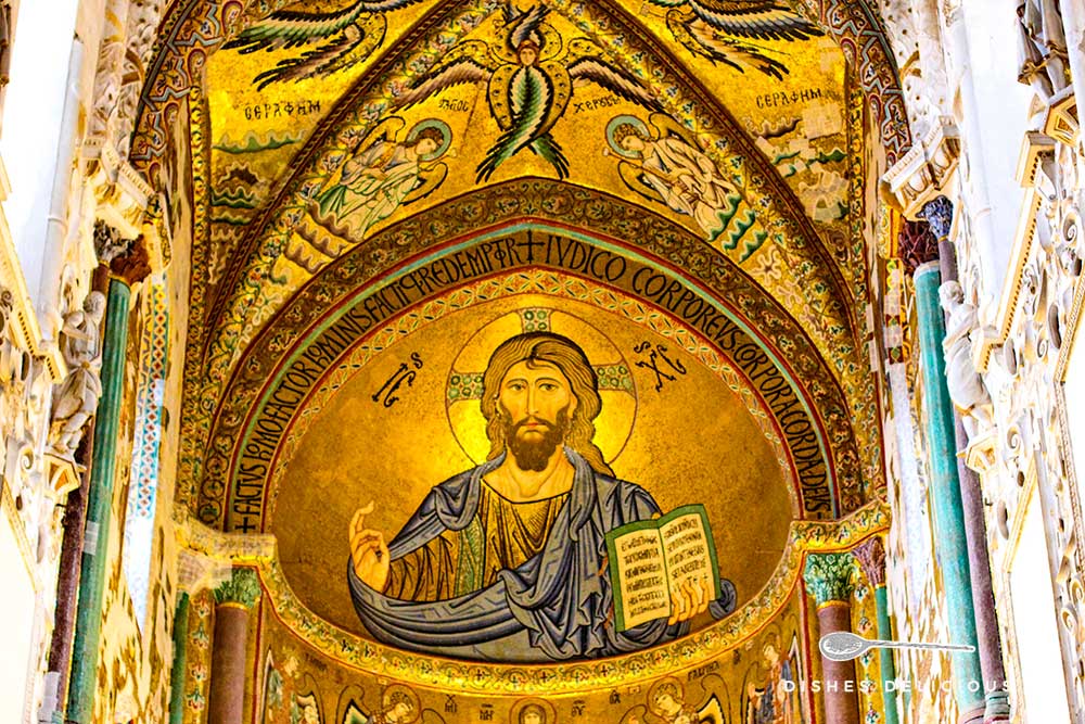 Ein Kuppelmosaik im Dom von Cefalù, das das Motiv des Christus Pantokrator zeigt.
