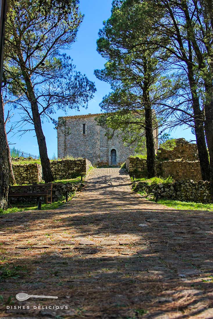Die Ruinen der Burg von Geraci Siculo: ein Weg führt zu den Resten des alten Gebäudes.