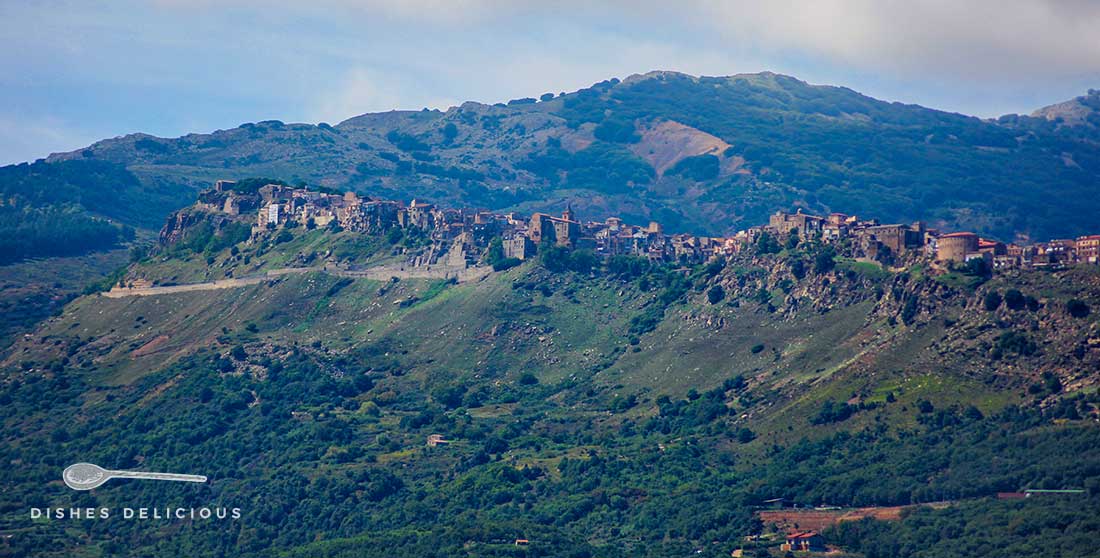 Das Dorf Geraci Siculo, das sich über einen langgezogenen Bergkamm erstreckt.
