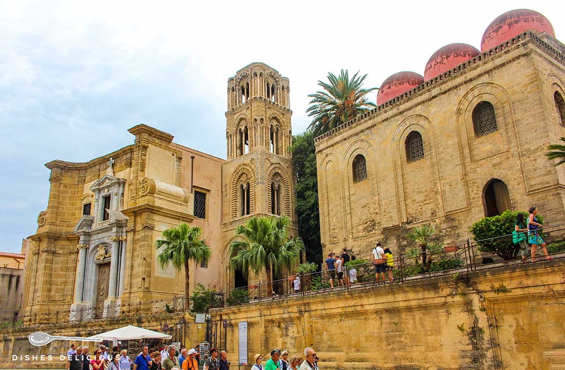 Zwei Unesco-Welterbe-Kirchen nebeneinander: San Cataldo mit ihren drei roten Kuppeln und die Admiralskirche mit ihrem arabo-normannischen Turm