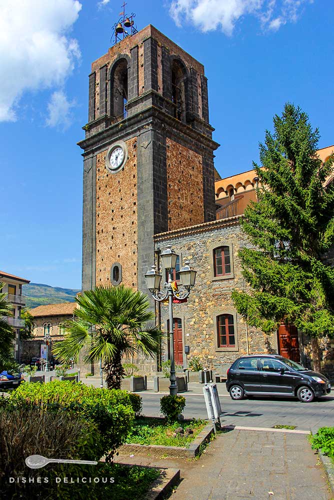 Der viereckige Kirchturm der San-Nicola-Kirche.