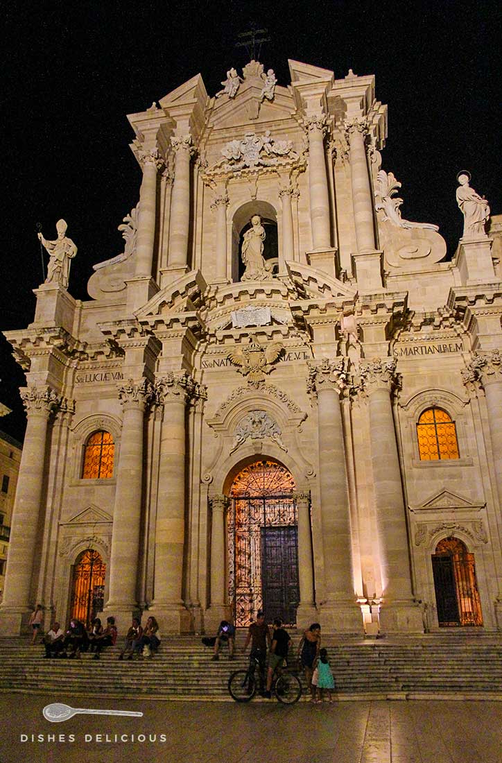 Der Dom von Syrakus mit seiner Barockfassade am Abend.