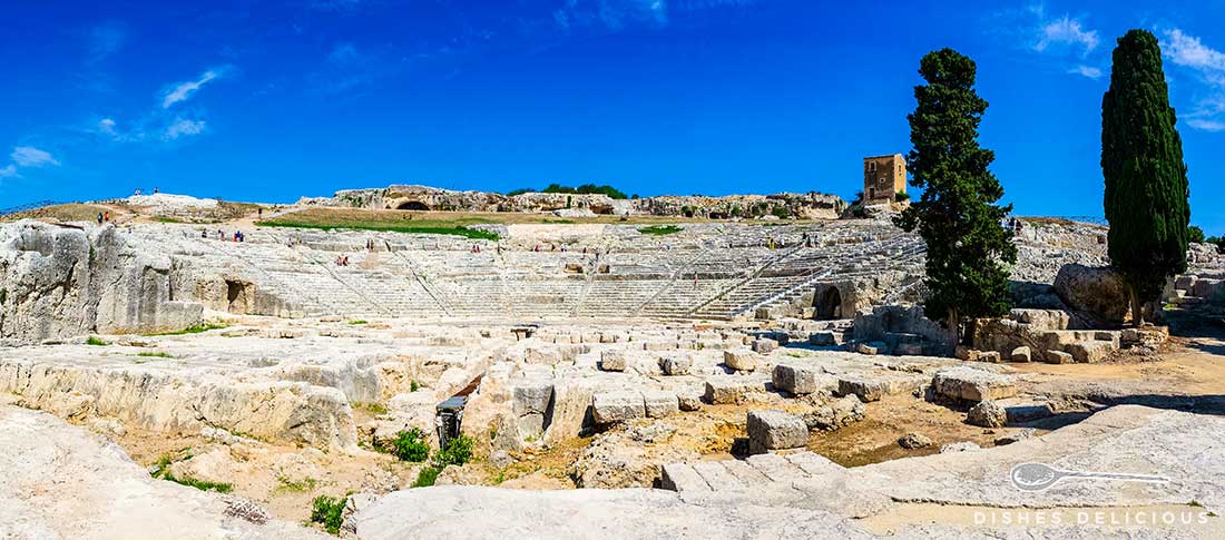 Die Ruinen des gigantischen griechischen Theaters in Syrakus.