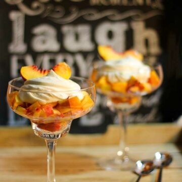 Dessertgläser mit Pfirsichwürfeln, darauf Mascarponecreme.