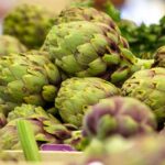 Frische Artischocken in einer Holzkiste