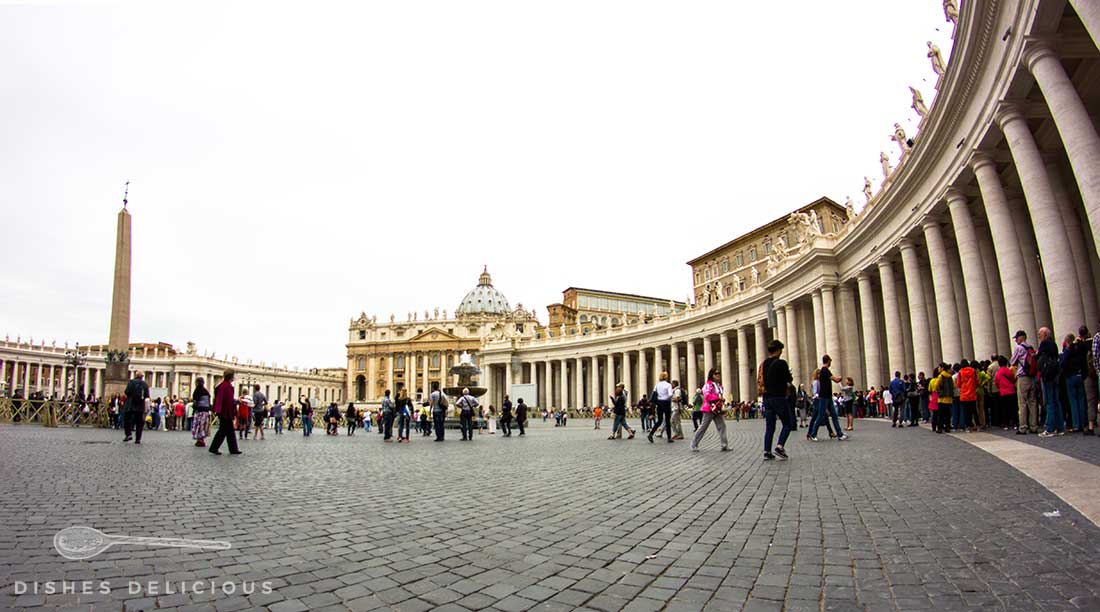 Petersplatz in Rom mit Touristen