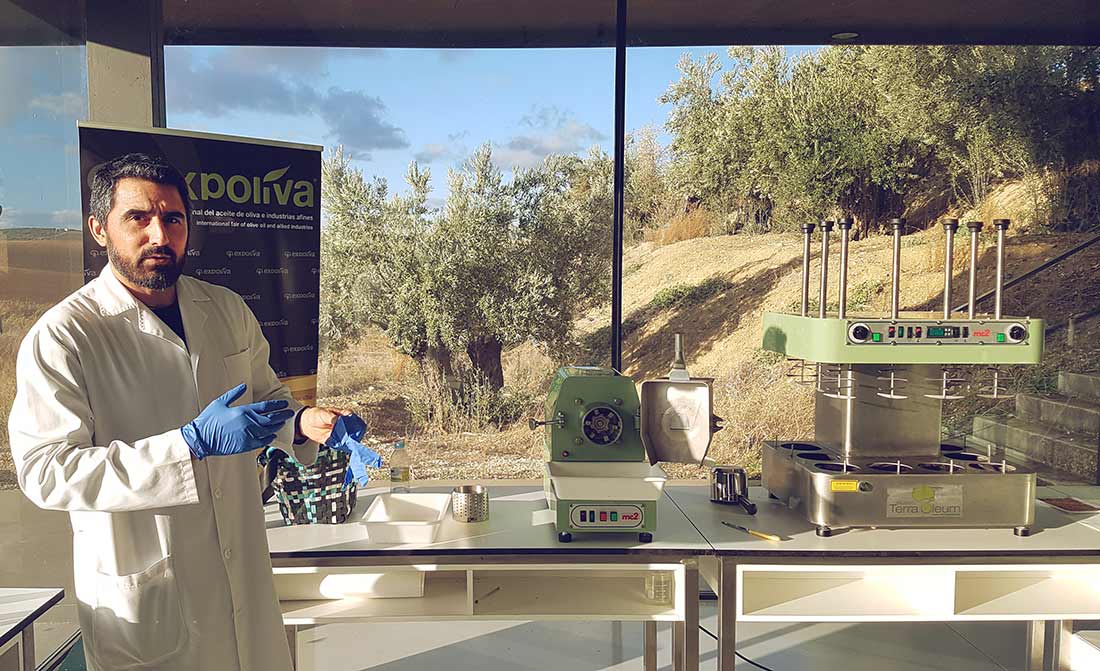Olivenöl-Tester Francisco Rodriguez in seinem Labor