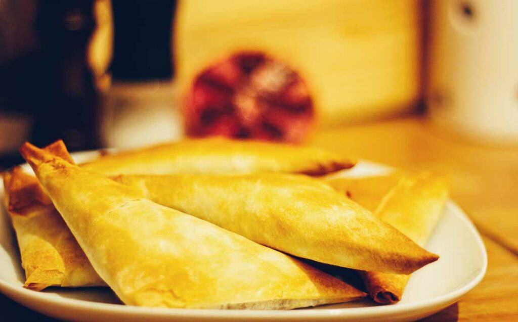 Arabische Teigtaschen mit Lammhack und Minz-Joghurt | Rezept