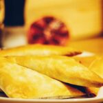 Mehrere arabische Teigtaschen auf einem Teller