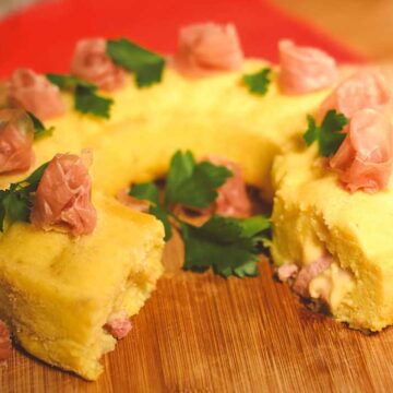 Ein neapolitanischer Kartoffelauflauf auf einem Holzbrett.