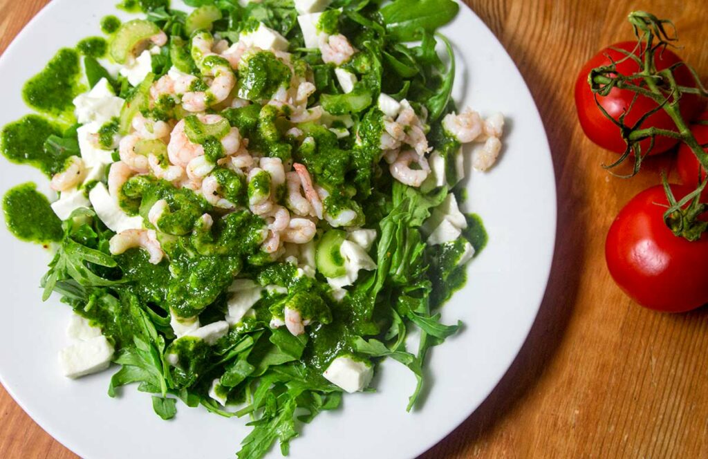 Salat mit Rucola, Mozzarella, Garnelen an Zitrone-Petersilie-Dressing