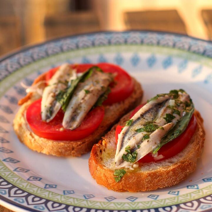 Cicchetti &amp; Stuzzichini: Crostini mit Lardo und Walnuss-Ricotta | Rezept