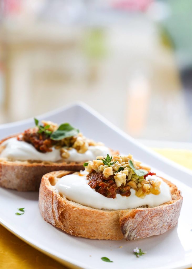 Crostini mit griechischem Joghurt, Tomaten und Mandeln | Rezept