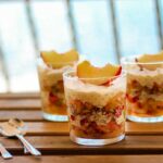 Drei Gläser mit Pfirsichtiramisu