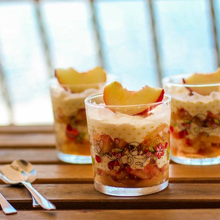 Schnell gemachtes Pfirsich-Tiramisu für den Sommer | Rezept Schnell gemachtes Pfirsich-Tiramisu für den Sommer | Rezept