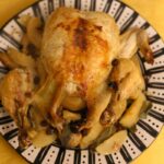 Geschmortes Hähnchen in Sidra mit Äpfeln auf einem Teller