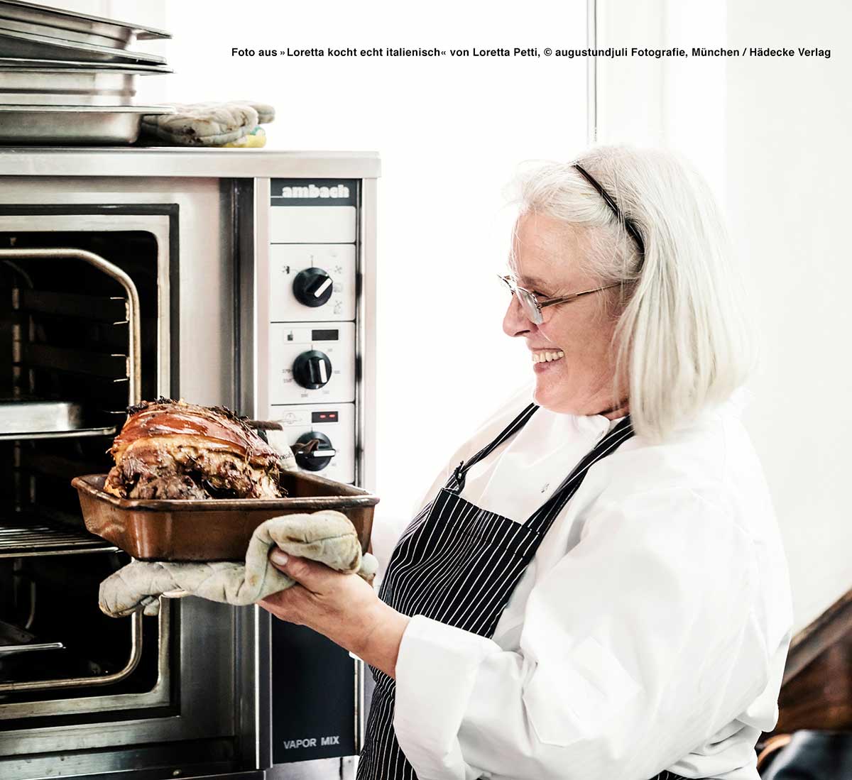 Köchin Loretta Petti hält eine Ofenform mit Porchetta in der Hand