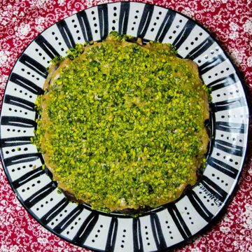 Ein Teller mit Ranginak - ein persisches Datteldessert.
