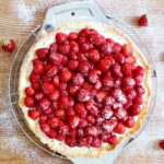 Eine Erdbeer Crostata auf einer Holzplatte