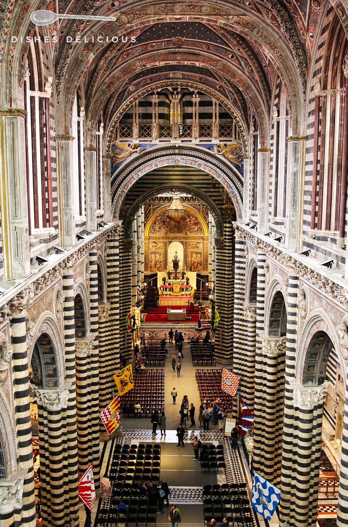 Blick in den monumentalen Innenraum des Doms von Siena.
