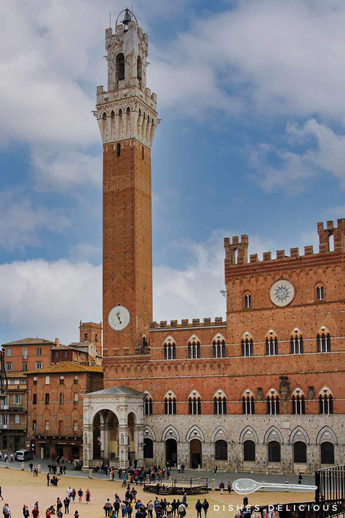 Der Rathausturm Torre del Mangia in Siena.
