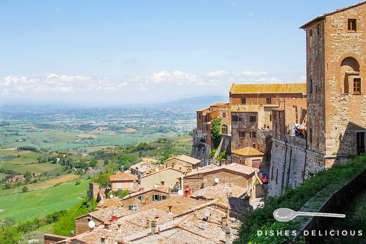 Foto von Montepulciano mit weitem Ausblick in das Hinterland.