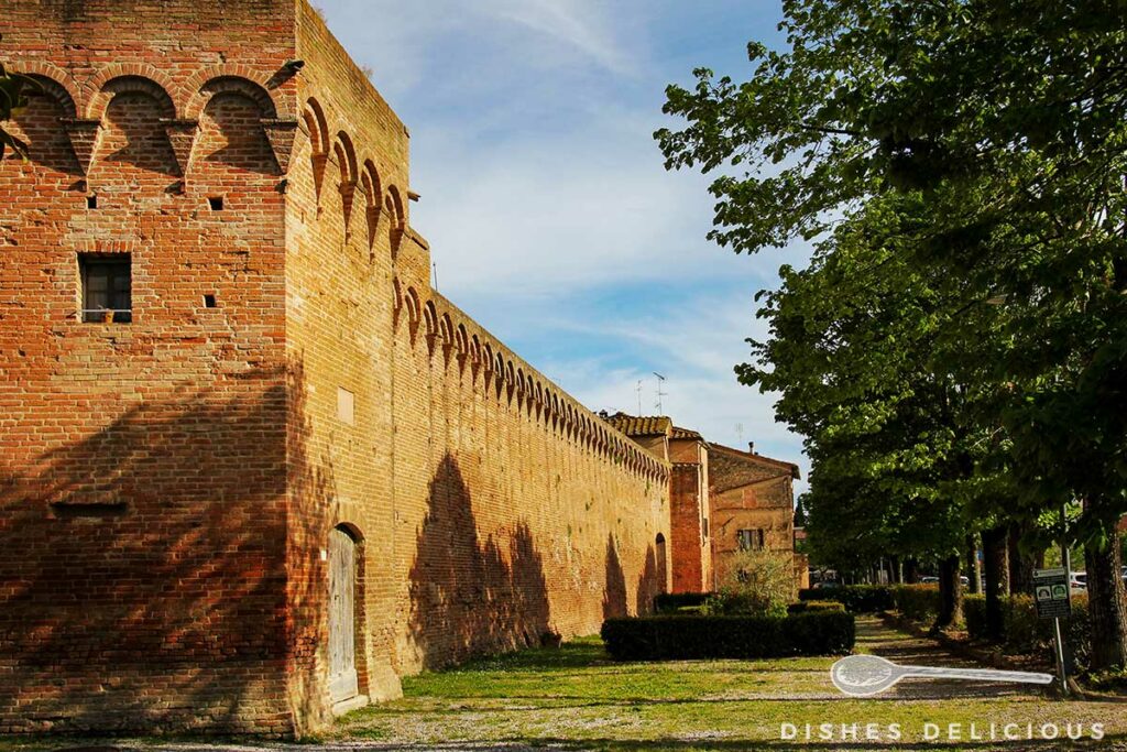 Foto von der Backstein-Stadtmauer von Buonconvento.