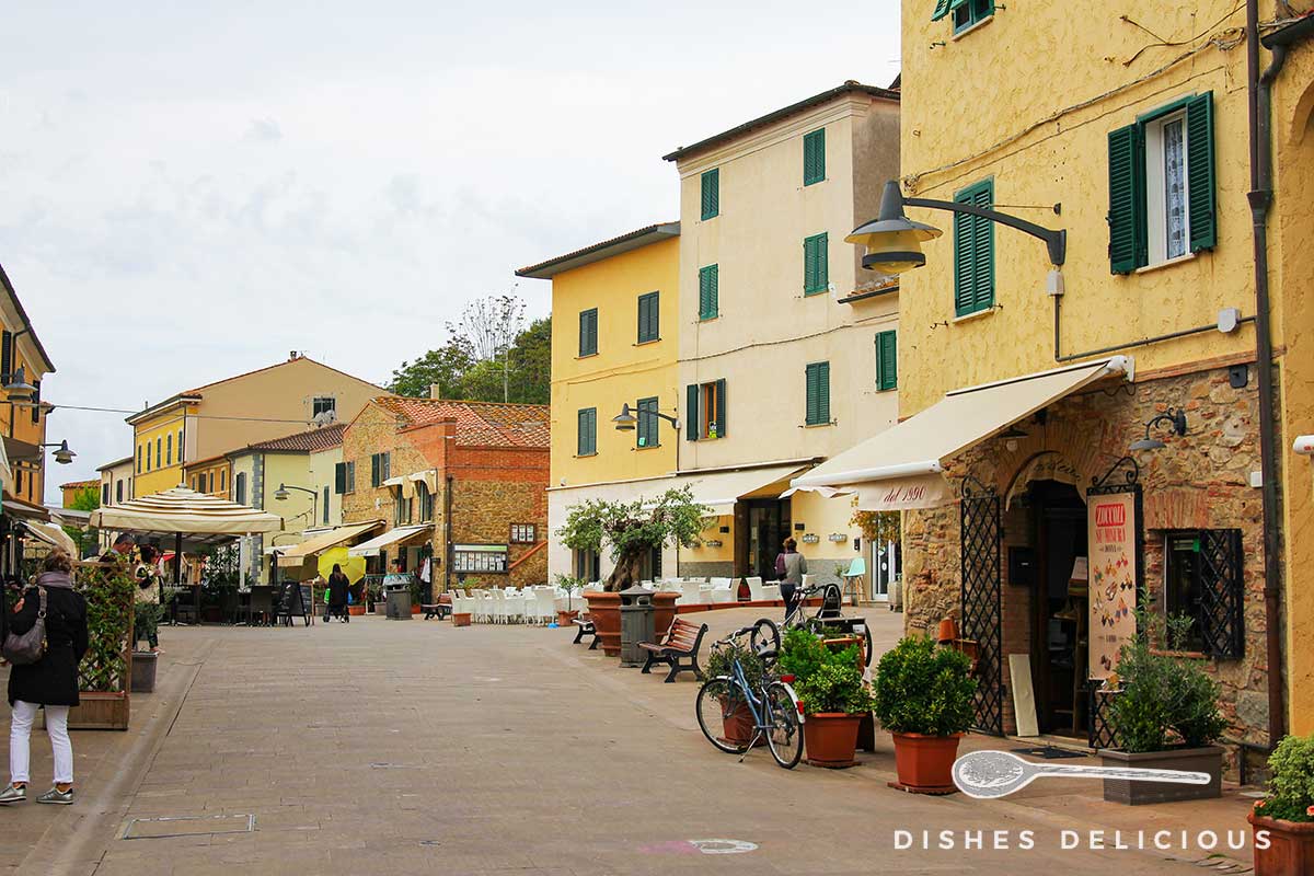 Foto vom Corso in Castiglione della Pescaia mit Geschäften und Cafés.