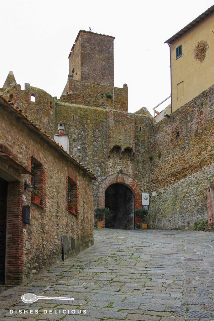 Foto einer alten Wehranlage am Eingang zu Altstadt von Castiglione della Pescaia.