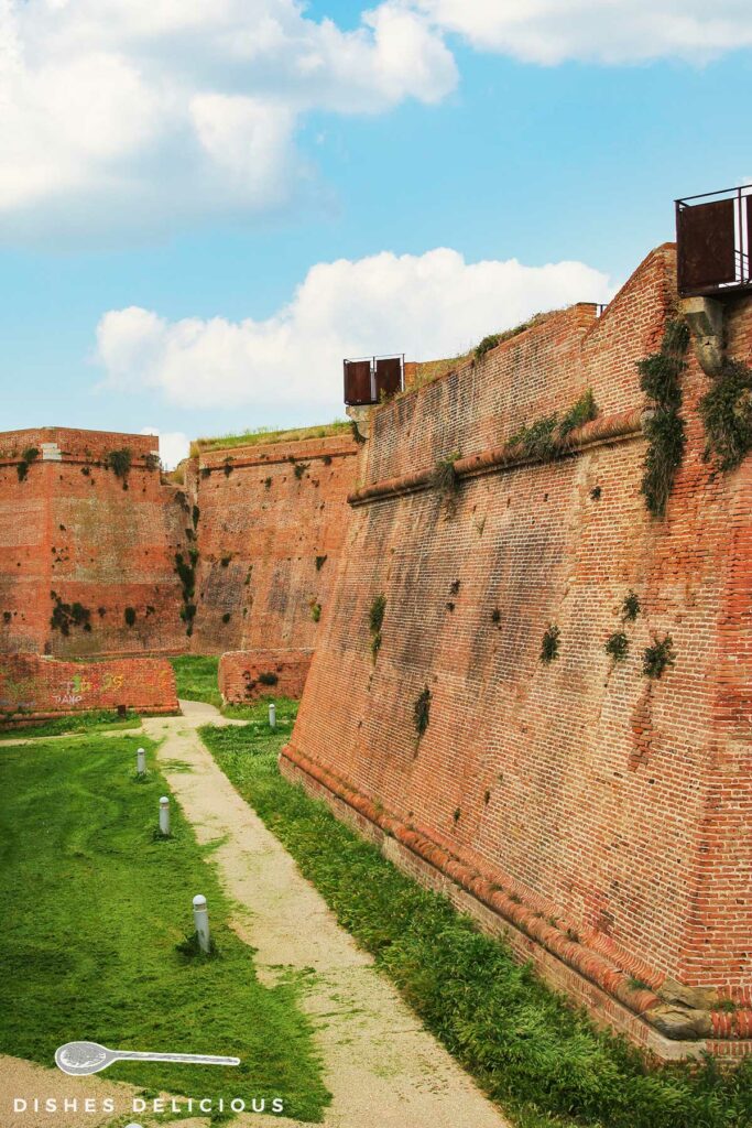 Foto von den hohen Mauern der Burganlage Cassero Senese.