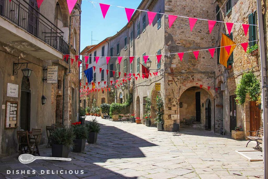 Foto einer mit Wimpeln geschmückten Fußgängerstraße in Montemerano