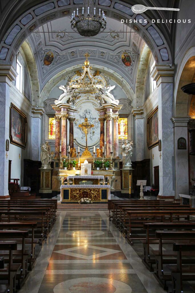 Foto des Hauptkirchenschiffs im Dom Pietro e Paolo in Pitigliano.