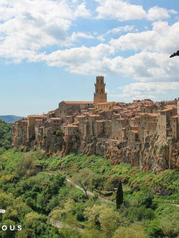 Panoramafoto von Pitigliano, das auf einer Tuffsteinebene erbaut ist.