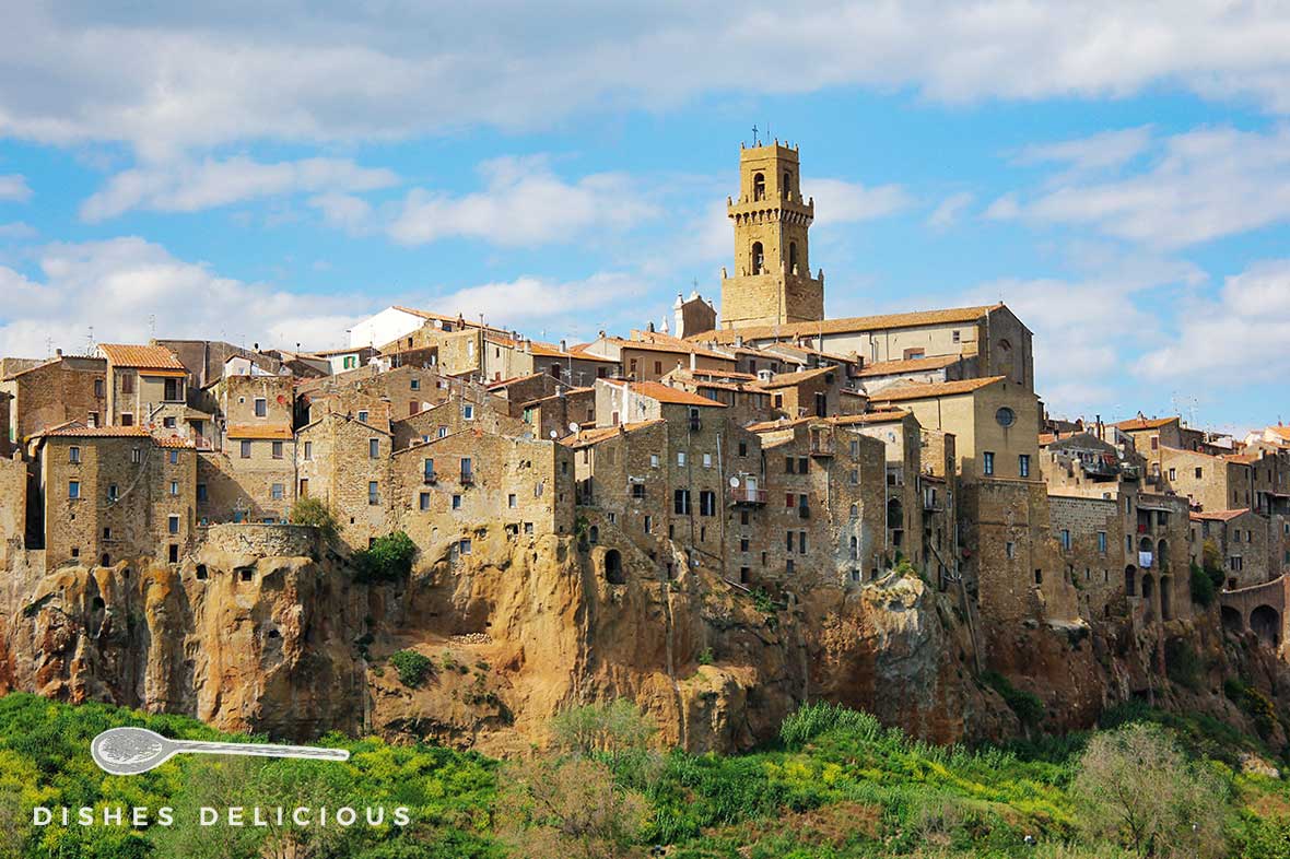 Foto von Pitigliano, das auf einem steinernen Tuffplateau erbaut ist.