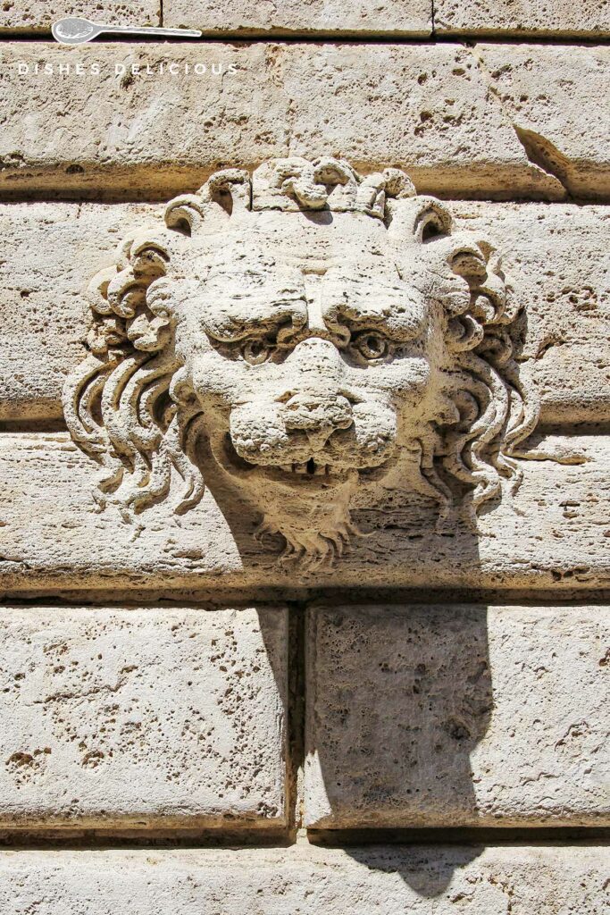 Foto von einer Fassadenverzierung in Form eines Löwenkopfes.