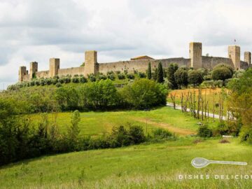 Stadtansicht von Monteriggioni mit Stadtmauer und Türmen