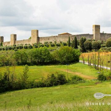 Stadtansicht von Monteriggioni mit Stadtmauer und Türmen