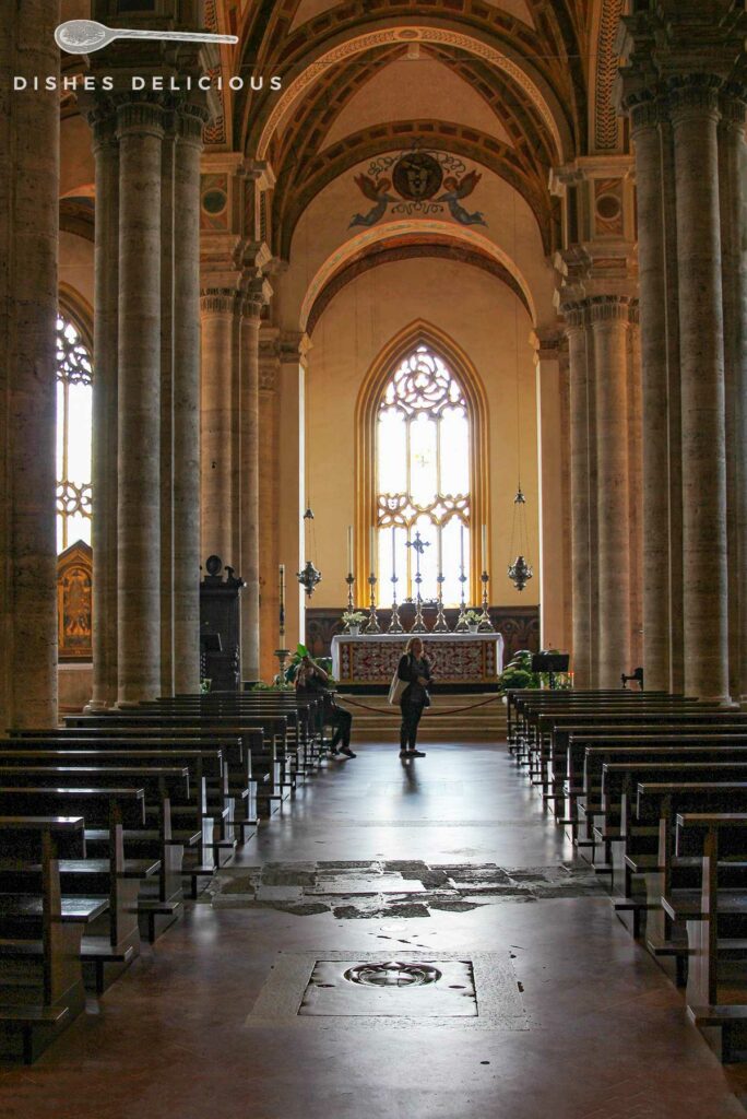 Foto vom säulengetragenen Kirchenschiff des Doms von Pienza.