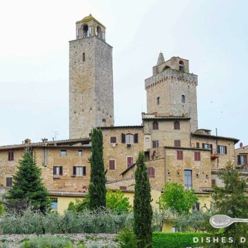 Foto von San Gimignano - man sieht Häuser und vier Türme.