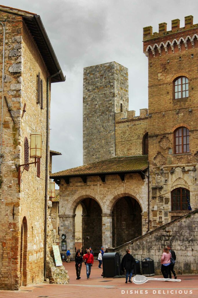 Foto vom Palazzo Comunale mit dem Ardinghelli-Turm im Hintergrund.