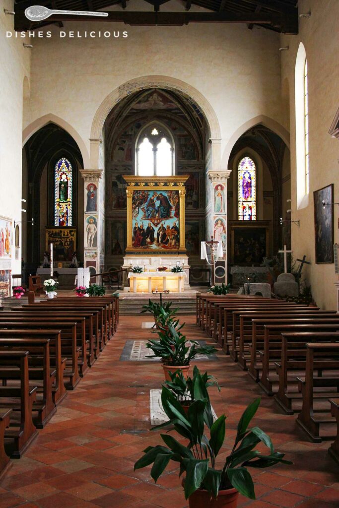 Foto des Innenraums der Sant'Agostino-Kirche mit Blick auf den Altar.