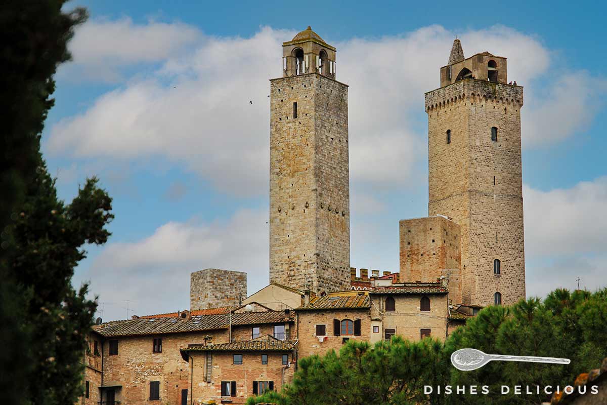 Foto vonden beiden höchsten Geschlechtertürmen in San Gimignano: Torre Rognosa und Torre Grossa, die die Häuser überragen.
