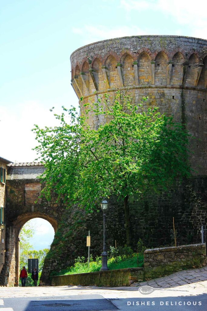 Der mittelalterliche Turm der Festung von Volterra