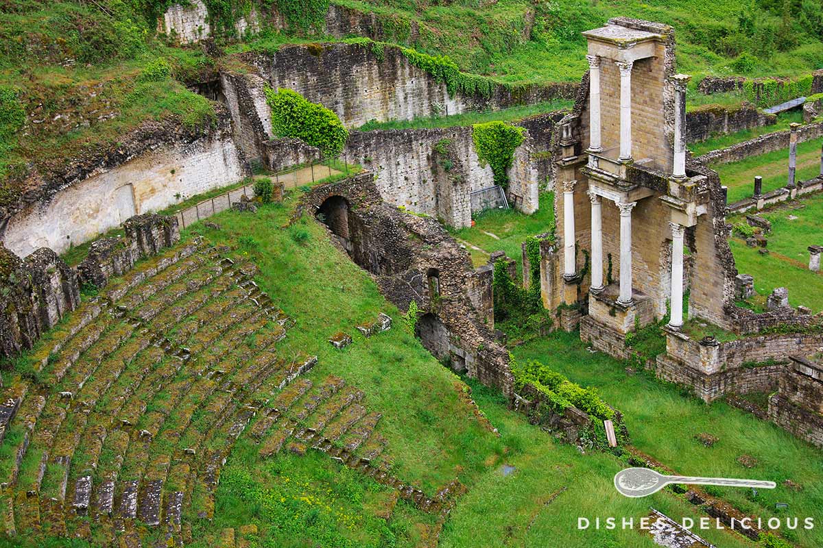 Foto von den Ruinen des römischen Amphitheaters in Volterra.